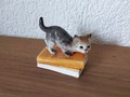Petit chat vintage sur 2 livres