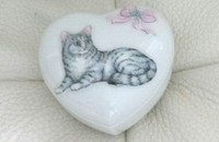 Boîte coeur en porcelaine avec chat