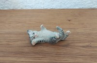  Miniature chat tigré gris couché sur le dos IIII