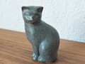 Chat gris-bleu assis