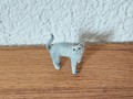 Miniature chat gris queue en l'air