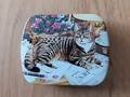 Petite boîte en fer avec chat tigré A