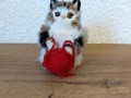 Chat en fourrure avec laine rouge