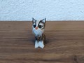 Petit chat en fourrure assis