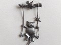 Broche chat sur une balançoire