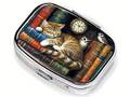 Boîte à pilules chat dans bibliothèque
