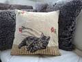 Grand coussin avec chat couché