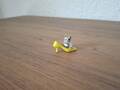 Miniature chat avec chaussure jaune
