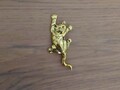 Broche chat grimpant or jaune
