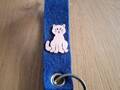 Porte-clés bleu avec chat rose