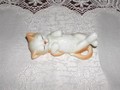 Petit chat vintage dormant sur le dos 1