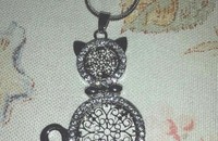 Collier avec chat en filigrane, entouré de petites pierres