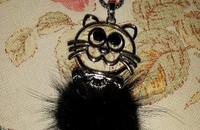 Collier chat noir poilu sur métal couleur argent