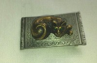 Broche JJ Jonette chat sur un tapis