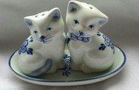 Chats poivre et sel avec assiette Delft blau