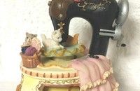 Boîte à musique "Chatons avec machine à coudre"