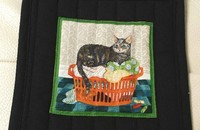 Protège main chat dans panier de linge I