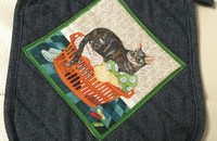 Protège main avec chat dans panier à linge II