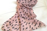 Echarpe rose avec chat noir