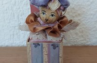 Chat dans boîte habillé en dame