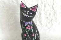 Petit chat noir, avec fleurs roses