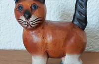 Chat en bois avec jambes blanches