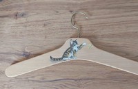 Cintre en bois chaton avec papillon peint main