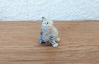 Miniature chat tigré gris qui gratte son oreille II