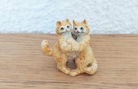 Miniature couple chats roux qui dansent