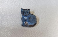 Broche chat bleu assis, émaillé