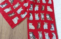 Echarpe rouge avec chats