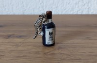 Miniature chat sur une bouteille