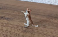 Miniature chat roux debout 