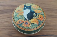 Petite boîte chat noir et blanc dans champ de Pavots