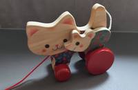 Chat Sevi avec souris en bois sur roulettes
