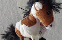 Porte-clé poney en peluche tricolore
