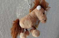 Porte-clé poney en peluche brun 