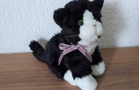 Chat en peluche noir et blanc assis