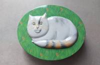 Boîte ovale verte avec chat