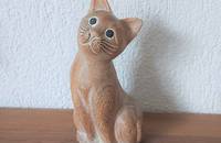 Chat en bois au regard doux