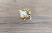 Broche chat avec tête en demi-perle