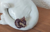 Broche chat violet aux yeux de cristal