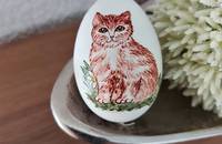 Oeuf peint main avec chat tigré roux