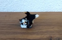 Petit chat noir et blanc en fourrure 