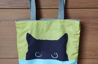Sac porté épaule chat noir qui se cache