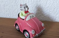 Tirelire chat dans voiture