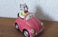 Tirelire chat humanisé dans voiture