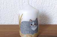Bougie blanche avec chat gris peint main