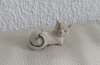 Petit chat couché en Raku