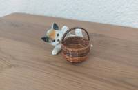 Petit chat tricolore avec panier